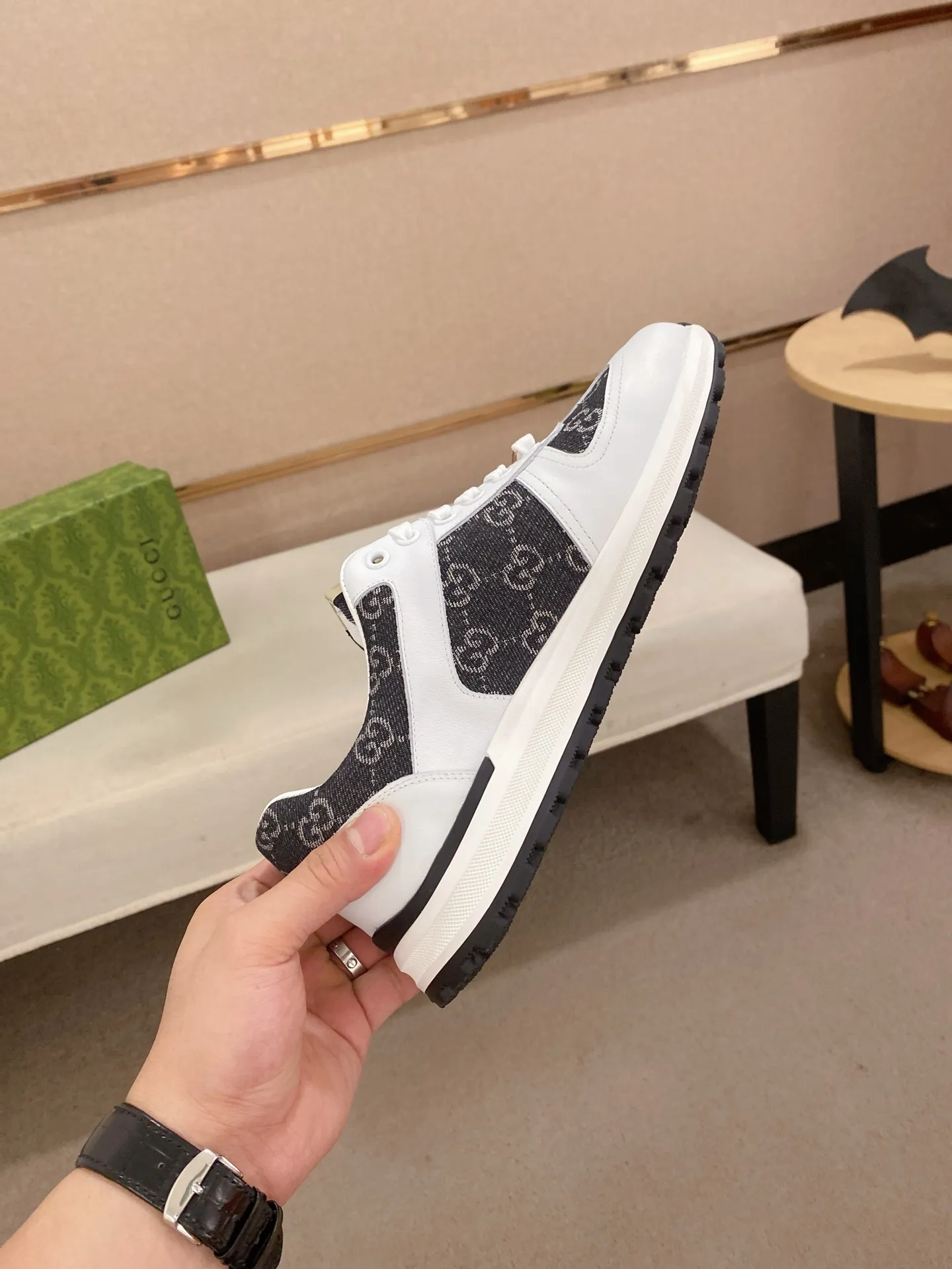 Men's clothing and shoes💰 400💰🇮🇹🇮🇹GUCCI (Gucci) top 🔍🔍 new models are on sale at the same time, the upper 🇮🇹 is imported Italian first-layer cowhide, the lining is fully imported sheepskin 💪💪, completely 1⃣️compared 1⃣️Reproduction🇮🇹💪💪, ⚠Sole: The original sole is specially provided by the original factory, the exclusive movable molded sole is super comfortable, ⚠Original factory follow-up goods, 🔍🔍high quality, you can enter and leave the counter at will, welcome to compare⚠. Code number: 38-44 (45 is custom-made and cannot be returned or exchanged)